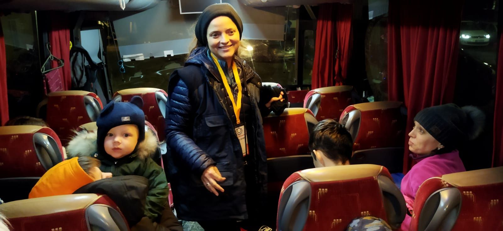 L'autocar traslladarà a València 52 persones entre mares, àvies i menors