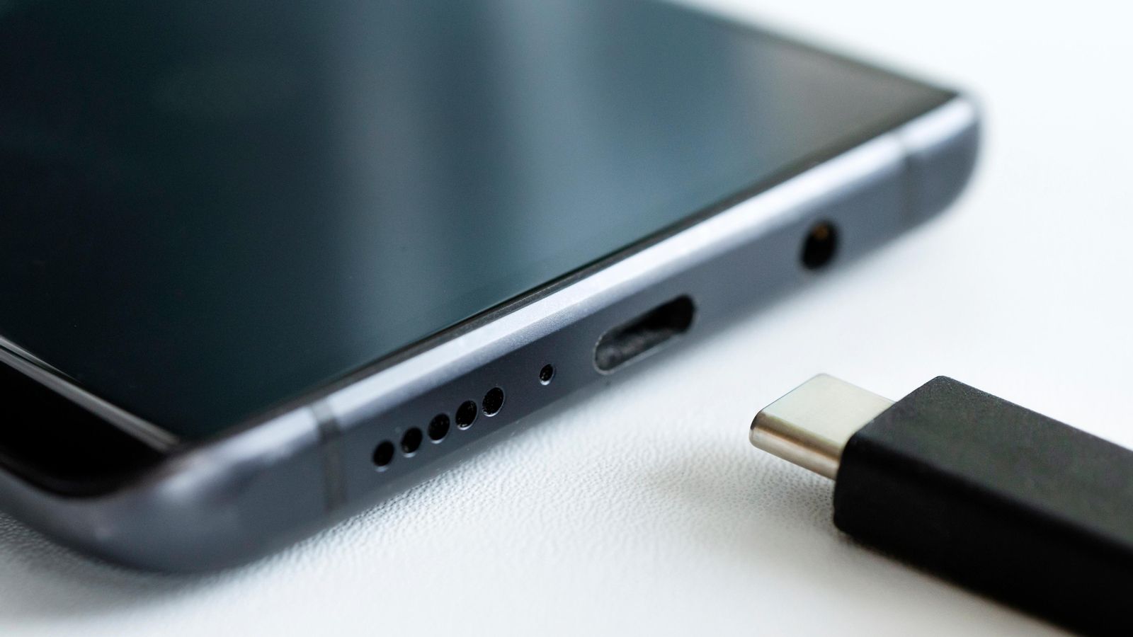 Un smartphone i un carregador d'USB-C
