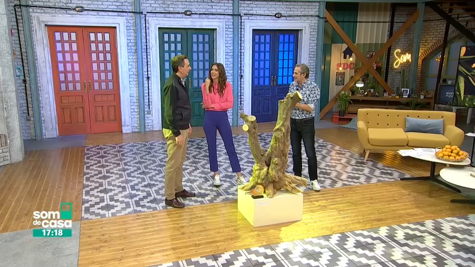 Juan Vicente Morós, president de l’Associació Clemenules de la Plana, amb Gemma Payà i Ximo Rovira