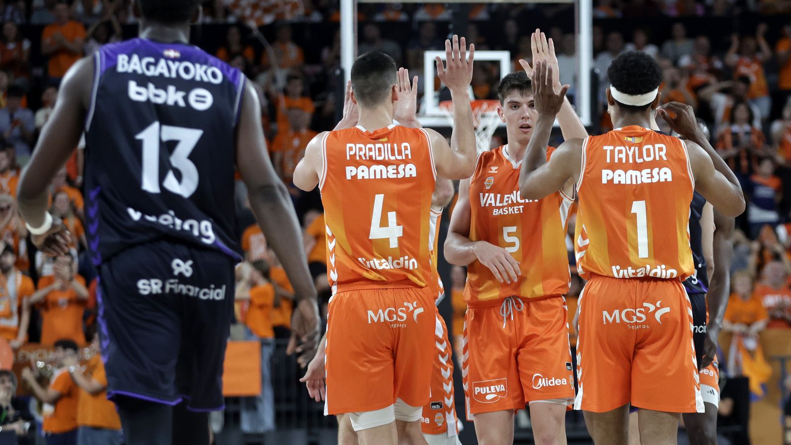 Pradilla, De Larrea i Taylor celebren una cistella al Roig Arena