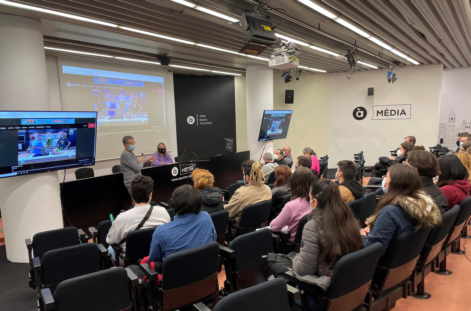 La presidenta de la CVMC, Mar Iglesias, dona la benvinguda als estudiants