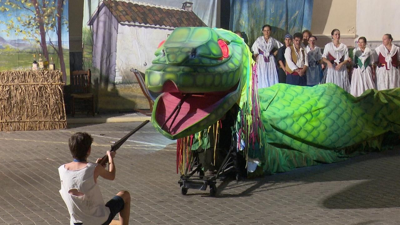 Els xiquets i xiquetes del poble son els protagonistes de les representacions de la llegenda de la Serp a Xeraco