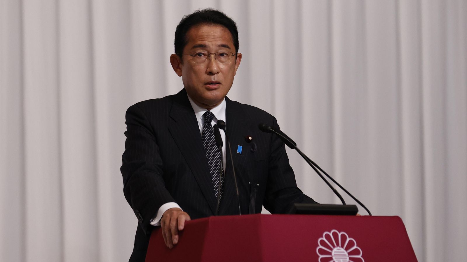 El primer ministre japonés, Fumio Kishida, i líder del Partit Liberal Democràtic (PLD), parla després dels resultats de les eleccions a la Cambra Alta en la seu del partit, Tòquio, el Japó