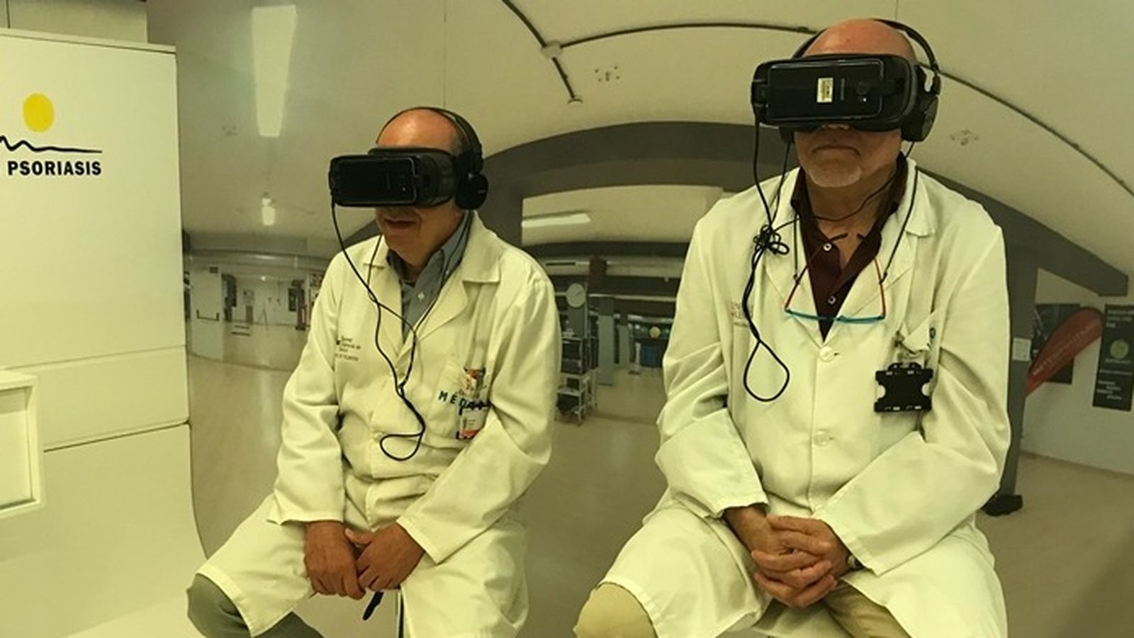 Dos cirurgians contemplen la reconstrucció de la columna amb ulleres de realitat virtual