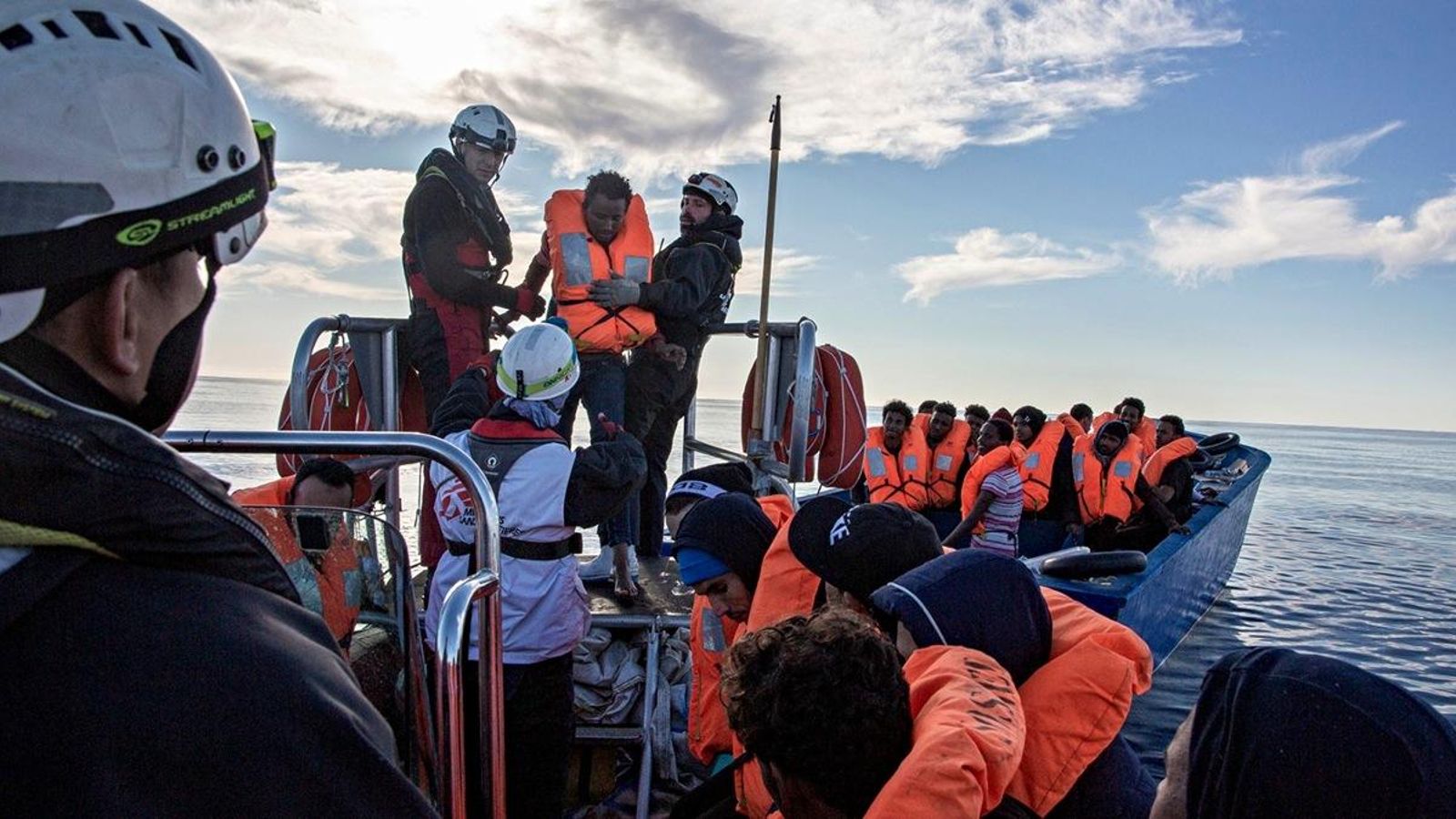 Imatges del rescat de l'embarcació de fusta