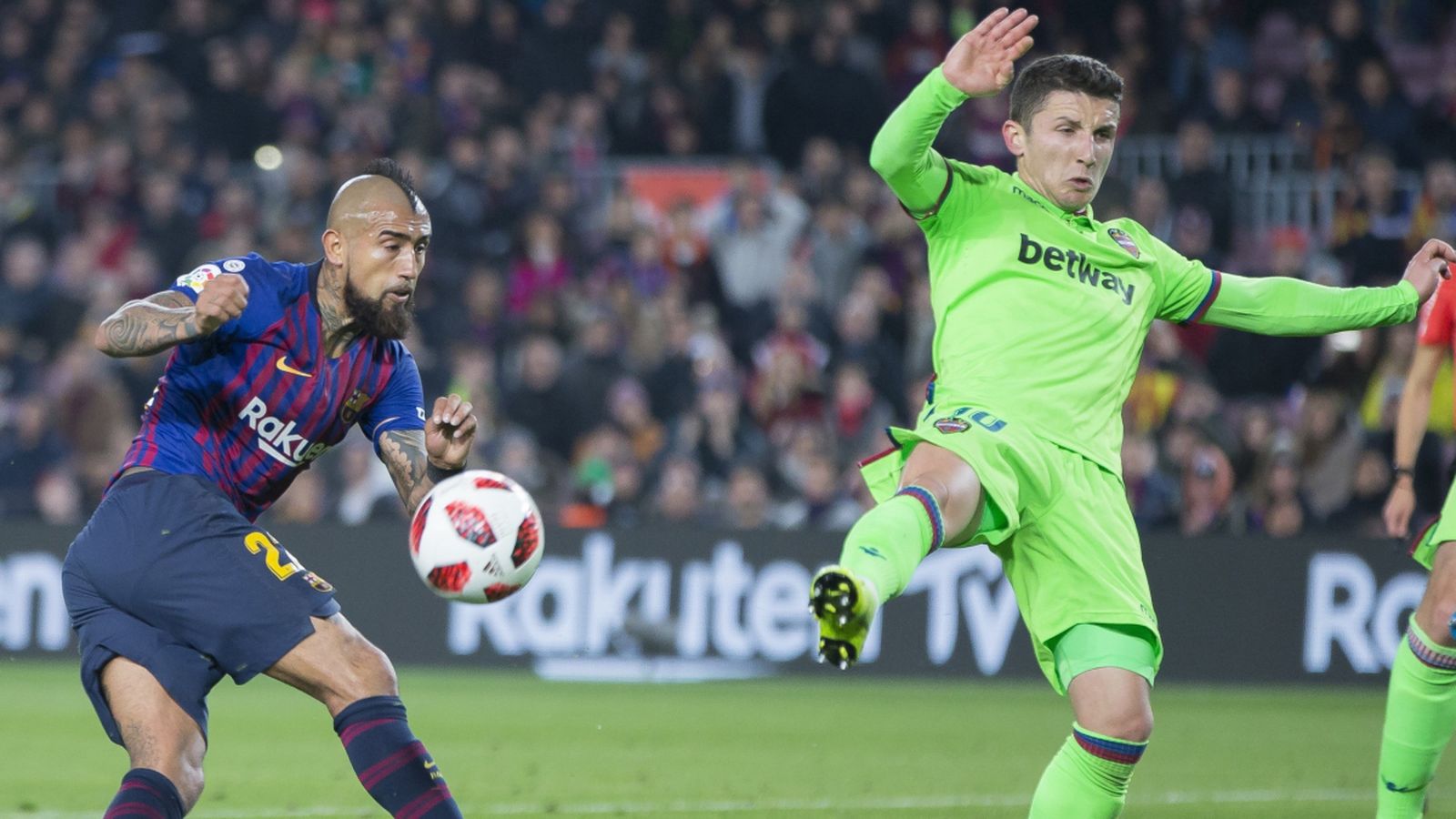 Vidal xuta  a porta en presència de Bardhi