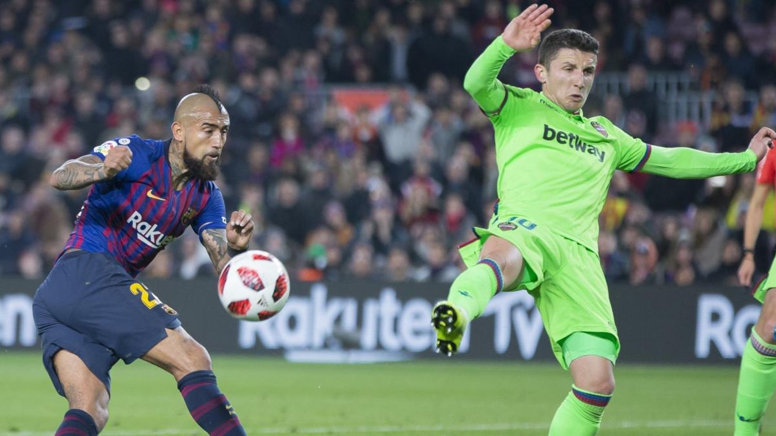 Vidal xuta  a porta en presència de Bardhi