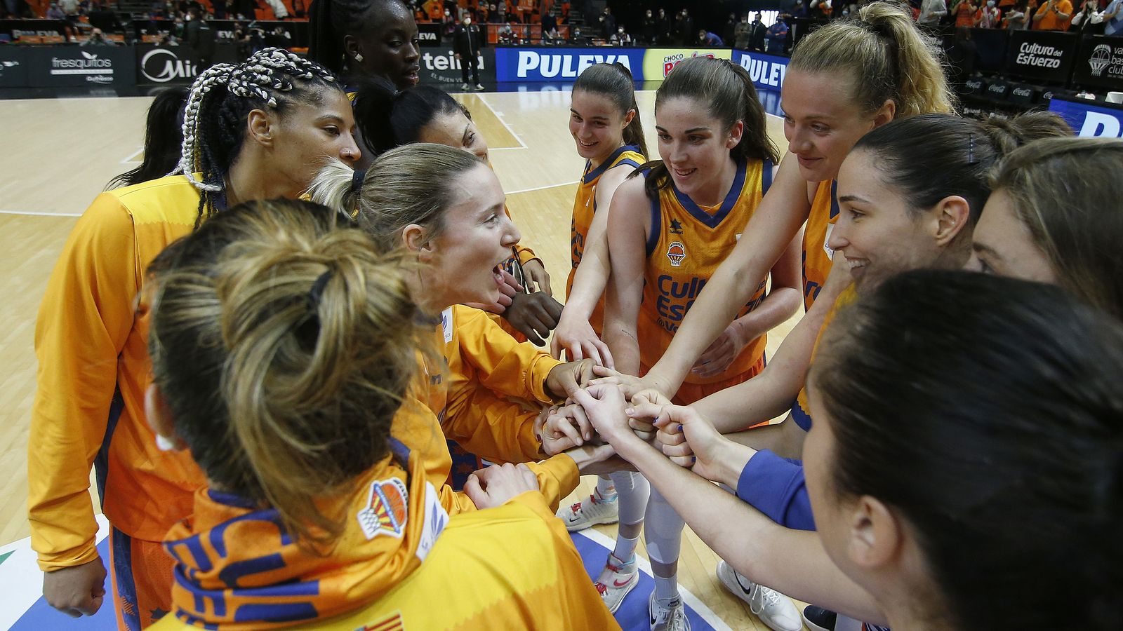 Les jugadores de Rubén Burgos, durant l'últim partit a la Fonteta