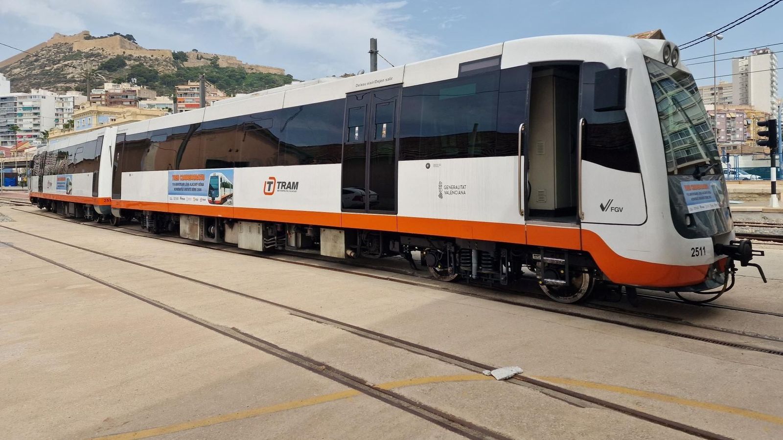 Un comboi del tram d'Alacant, on també entre en vigor les noves tarifes el primer de juliol