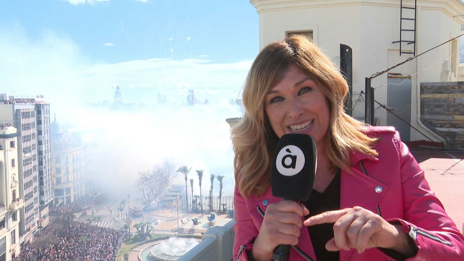 La nostra reportera a un balcó de la Plaça de l'Ajuntament