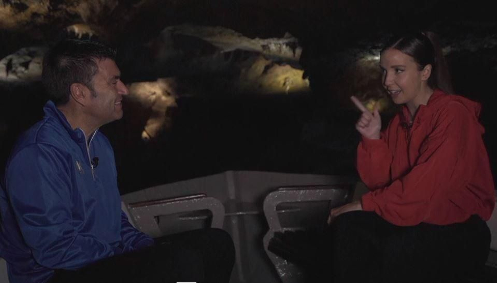 Xavi Blasco visita les coves de Sant Josep, guiat per Berta Báidez