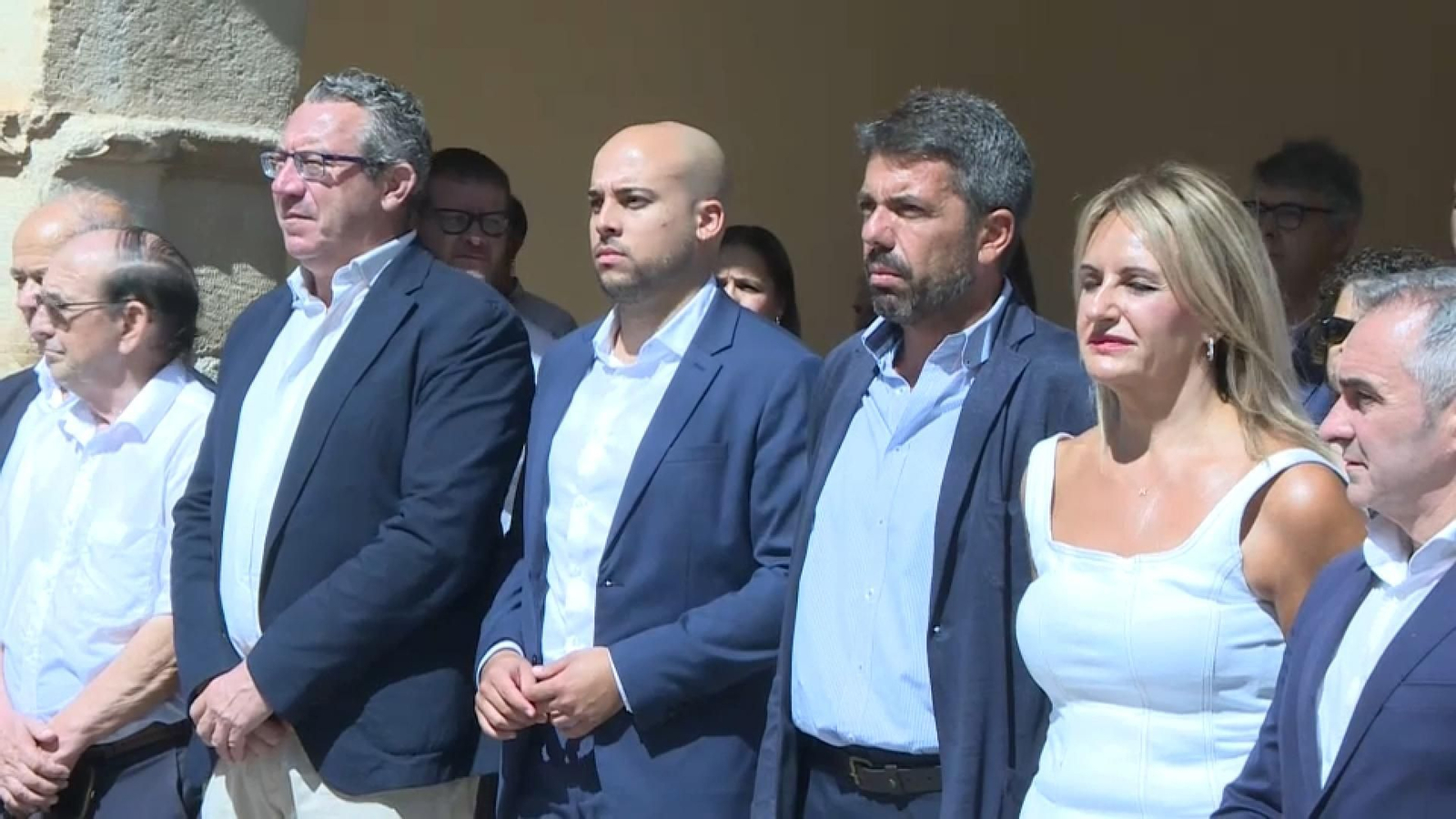 El president de la Generalitat Carlos Mazon, amb l'alcalde de Benidorm Toni Pérez i la consellera de Turisme, Nuria Montes, en el minut de silenci a Monfort del Cid