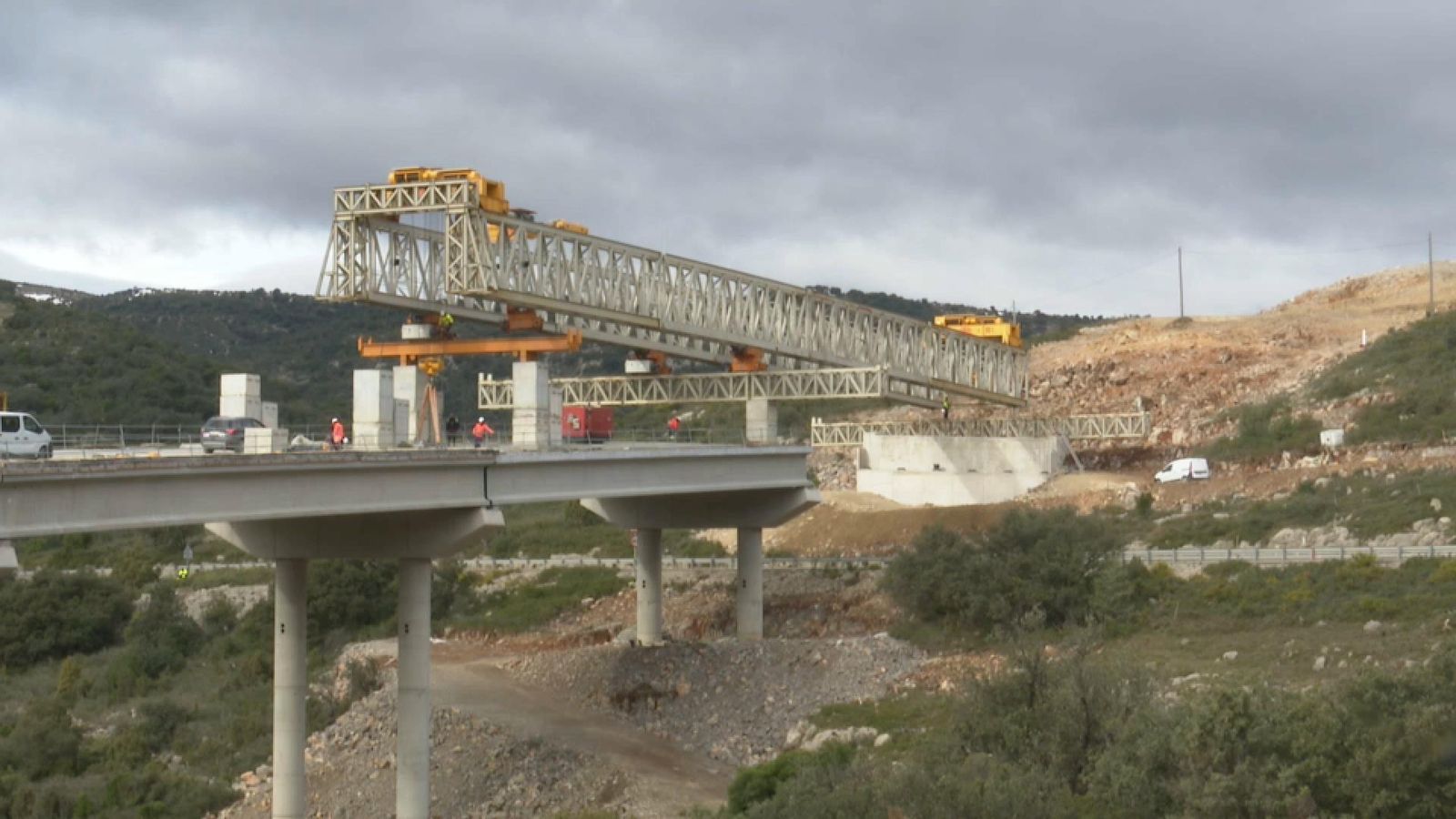 Les grues estan col·locant les últimes bigues dels viaductes