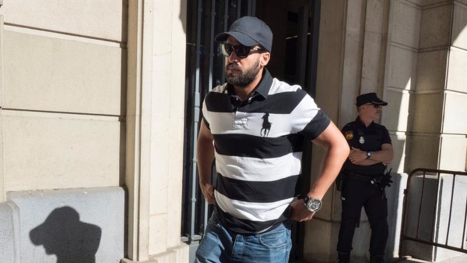 Guerrero eixint de l'Audiència de Sevilla