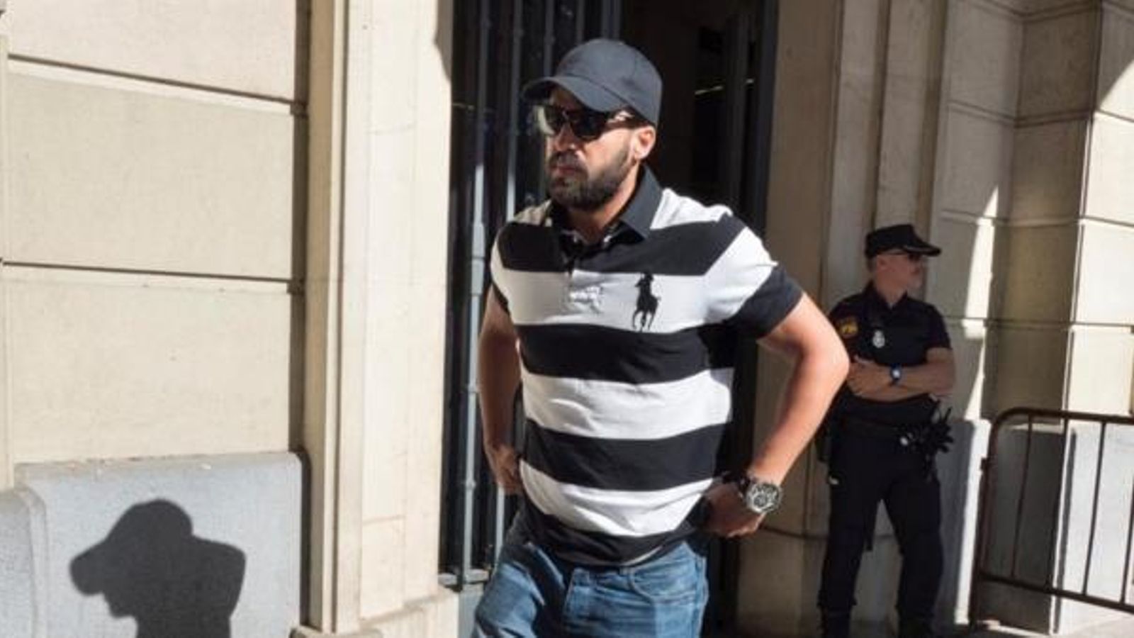 Guerrero eixint de l'Audiència de Sevilla