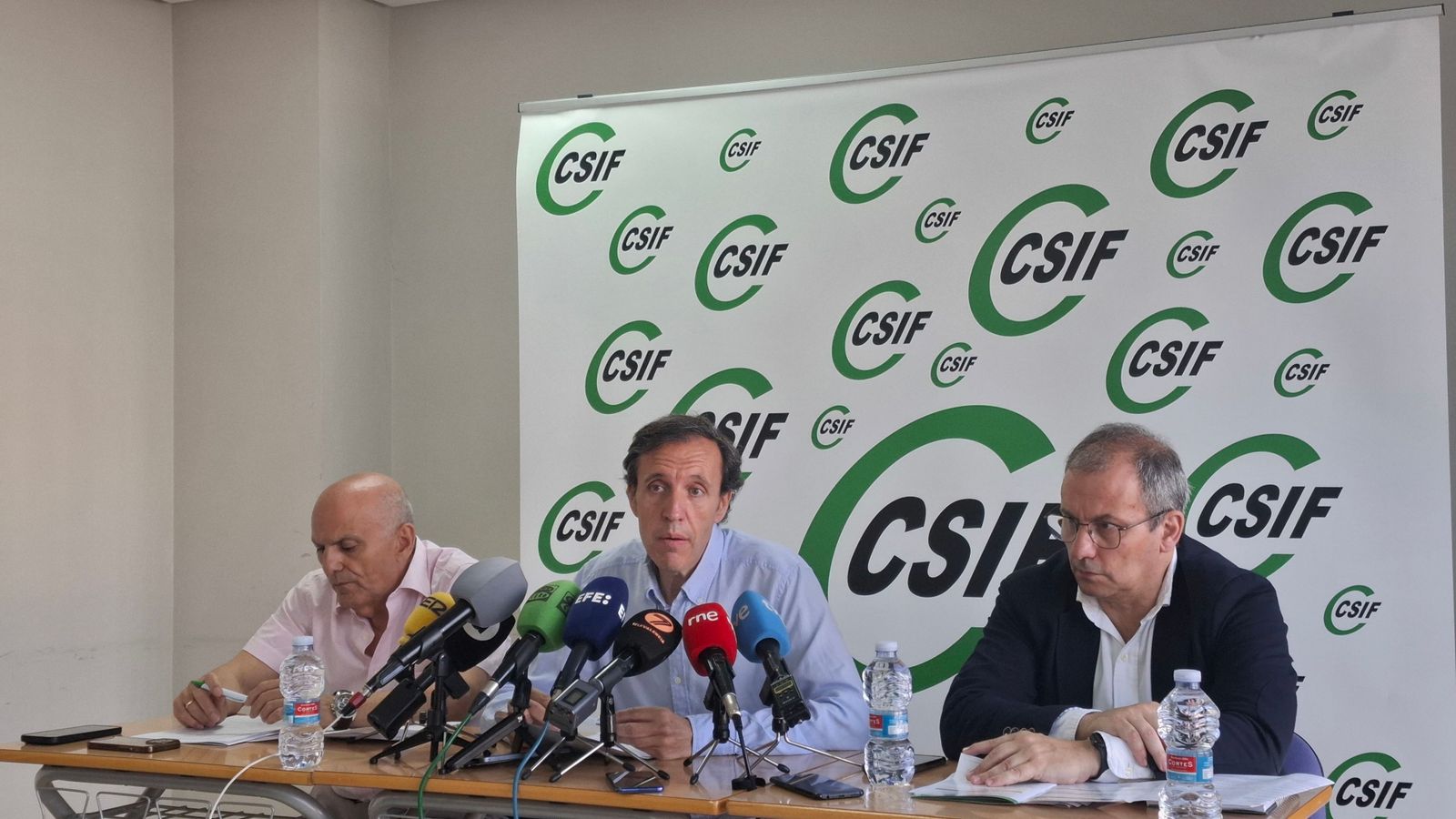 El president autonòmic de CSIF, Rafael Cantó; el president autonòmic de CSIF Educació Comunitat Valenciana, José Seco, i el president nacional de CSIF, Mario Gutiérrez.