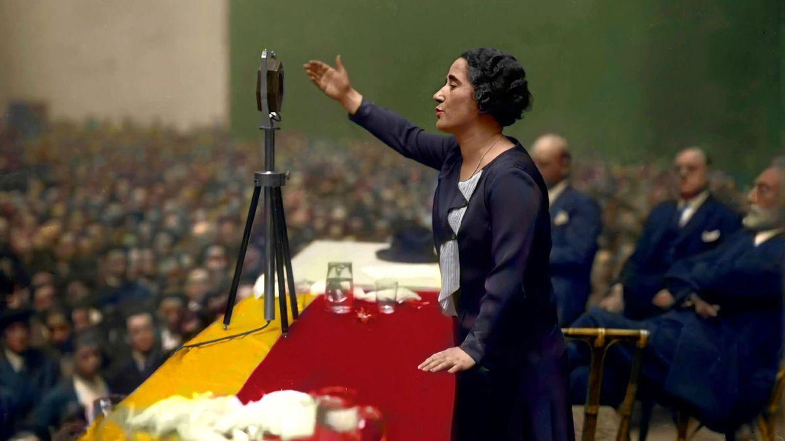 En el revers de la moneda apareix una imatge de Clara Campoamor en un míting polític celebrat el 5 d'abril de 1931 en el frontó Urumea de Sant Sebastià