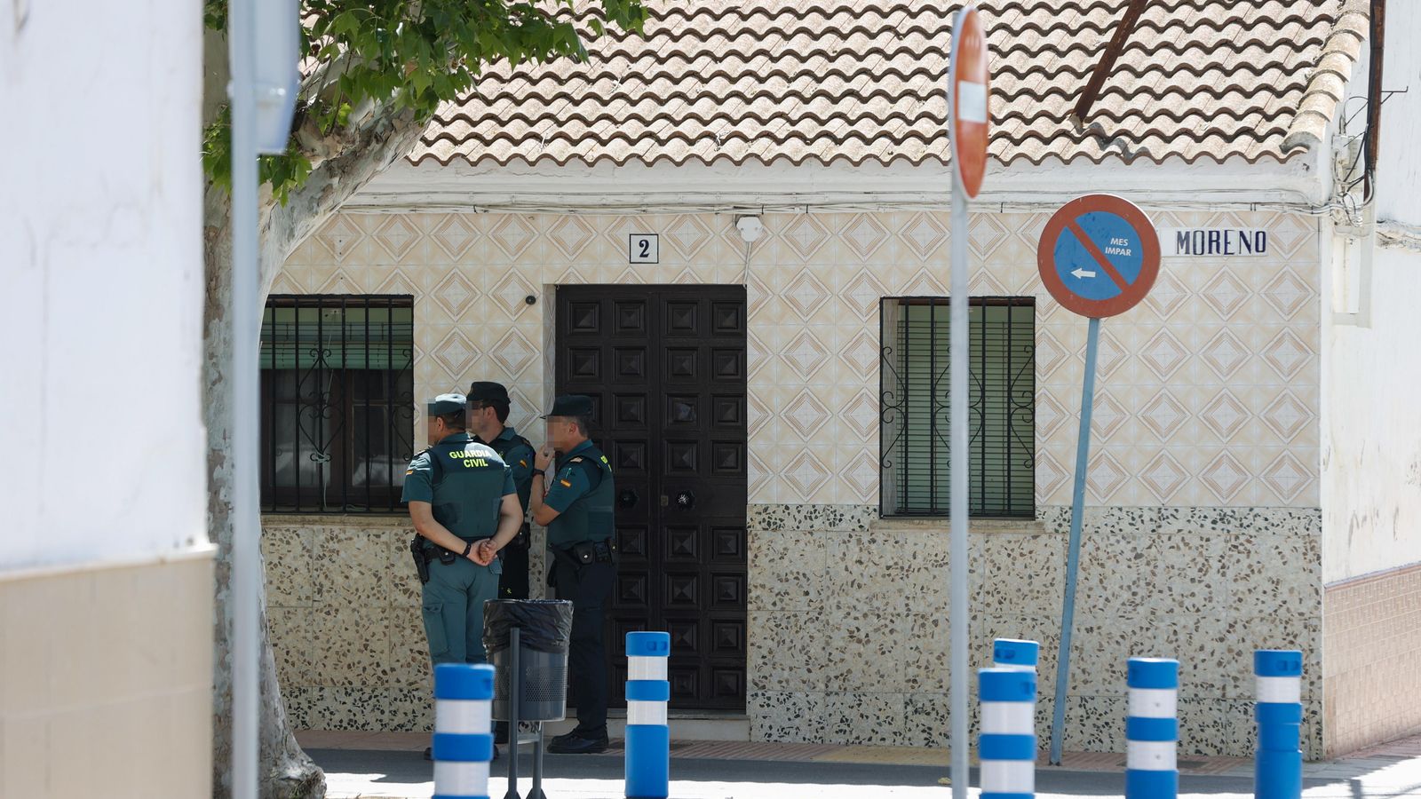 Agents de la Guàrdia Civil fora de l'habitatge.