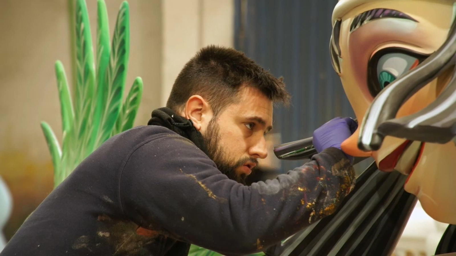 Josué Beitia repassa els últims detalls d'un ninot al seu taller de Bentússer