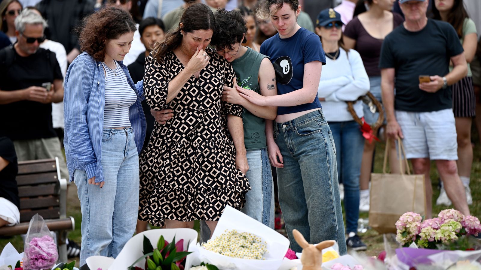 Ciutadans dipositen flors en un memorial a la platja de Bondi, a Sídney, després de l’atemptat