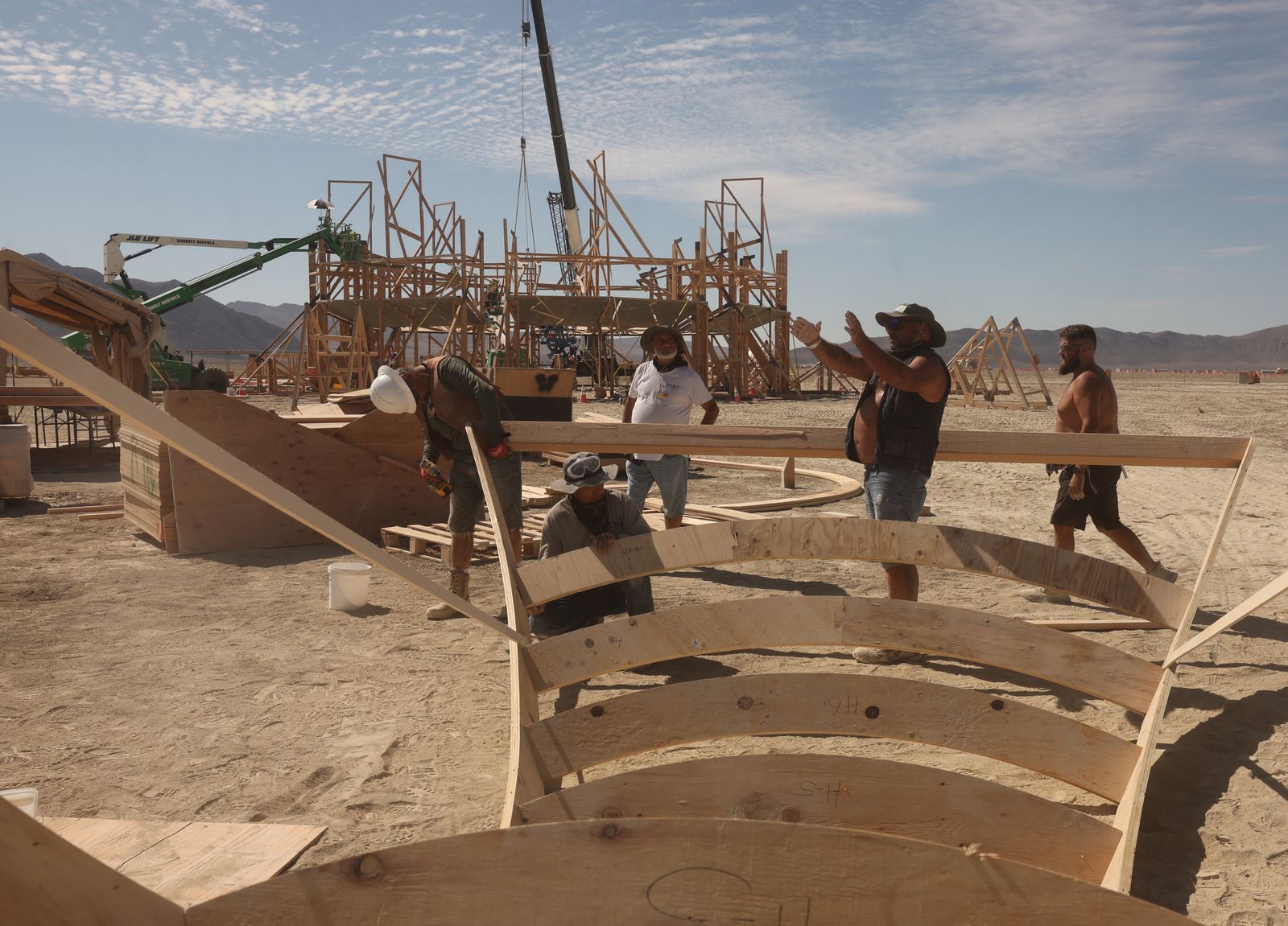 Un equip valencià construïx el temple del Burning Man al desert de Black Rock a Nevada / Michael Fox