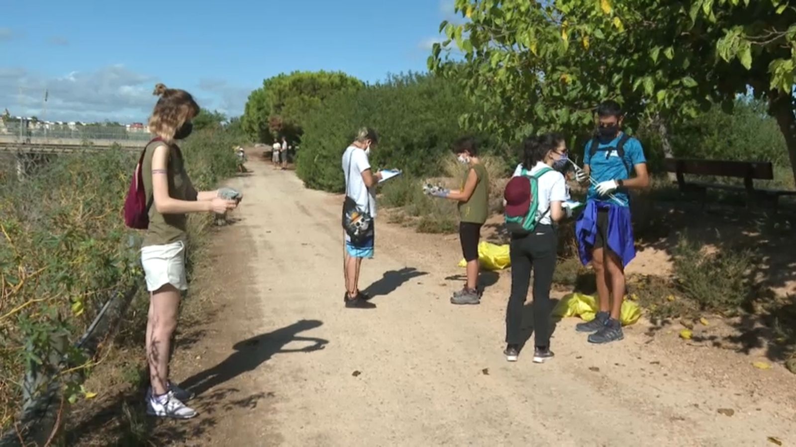 VÍDEO | Plàstics i puntes de cigarret, els residus més freqüents en espais naturals
