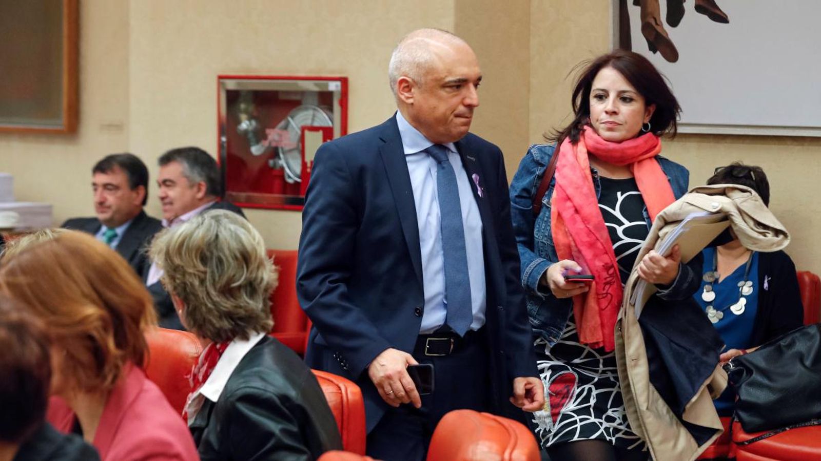 Dos dels diputats socialistes arriben a la reunió de la Diputació Permanent d'aquest dimecres