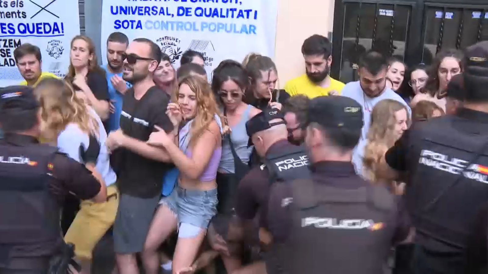 Un moment de tensió entre la Policia i activistes en un desnonament aquest dilluns a València