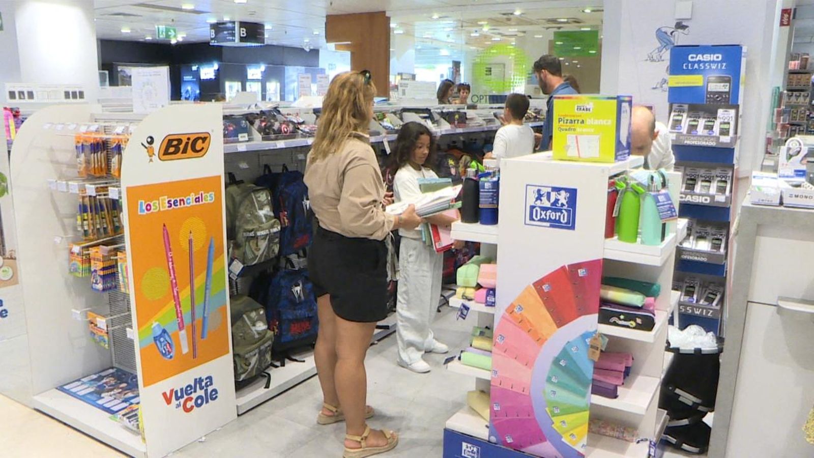 Famílies compren material escolar per a la tornada a l'escola