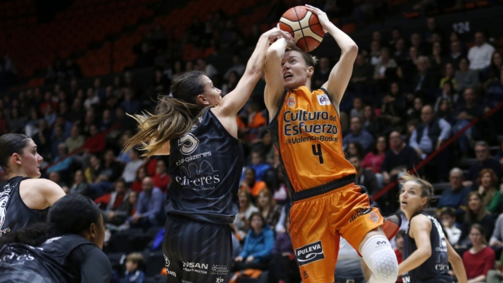 Anna Gómez intenta tirar a la cistella