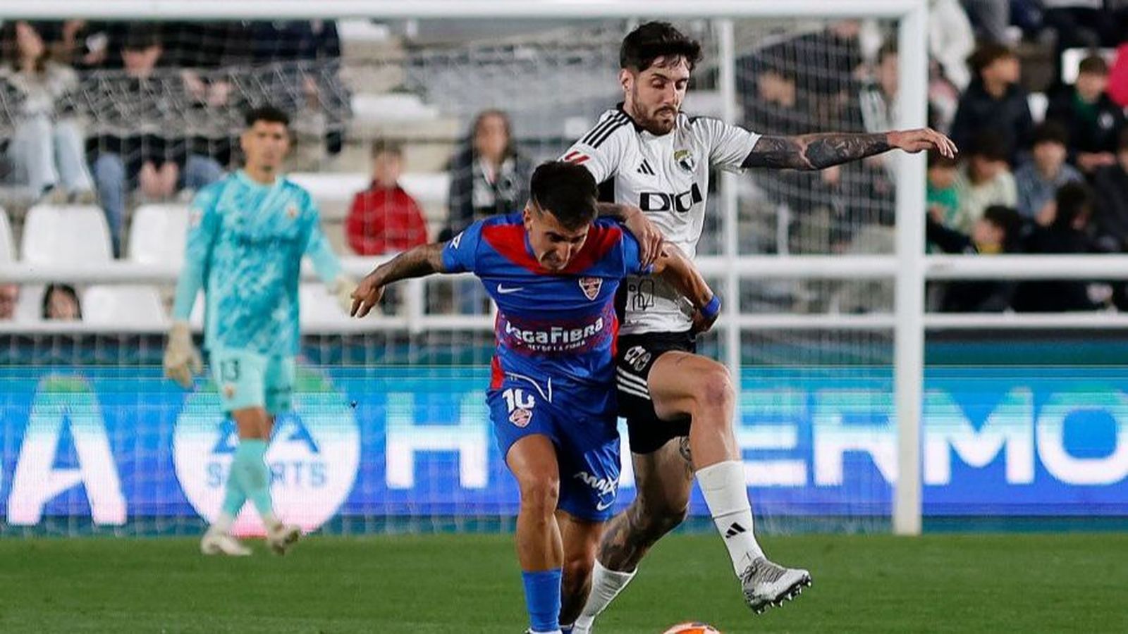 Nico Castro pugna per una pilota a Burgos