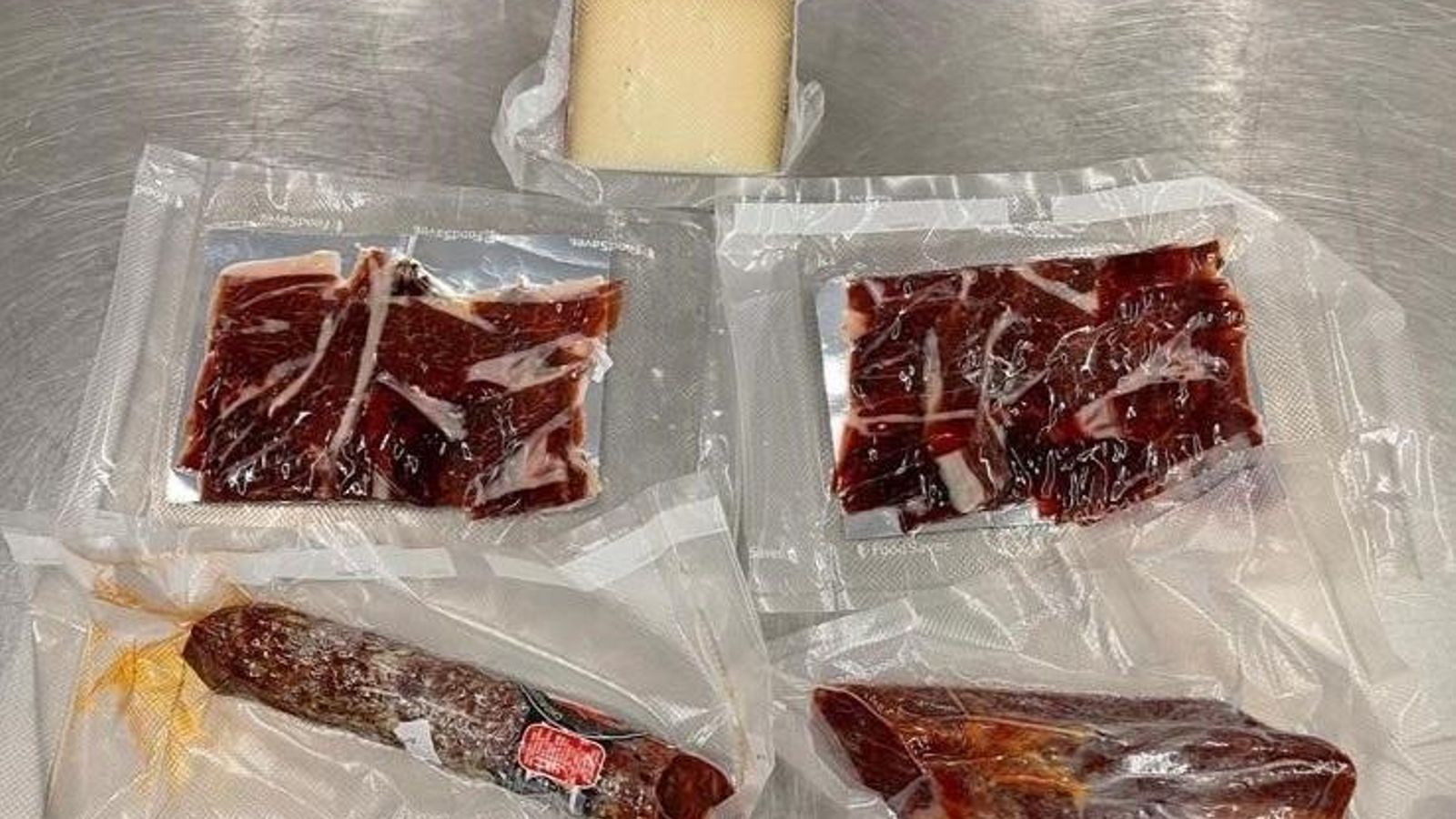 Dos paquets de pernil, un xoriço, una canya de llom i troç de formatge, els "objectes prohibits" que ha sancionat el govern australià
