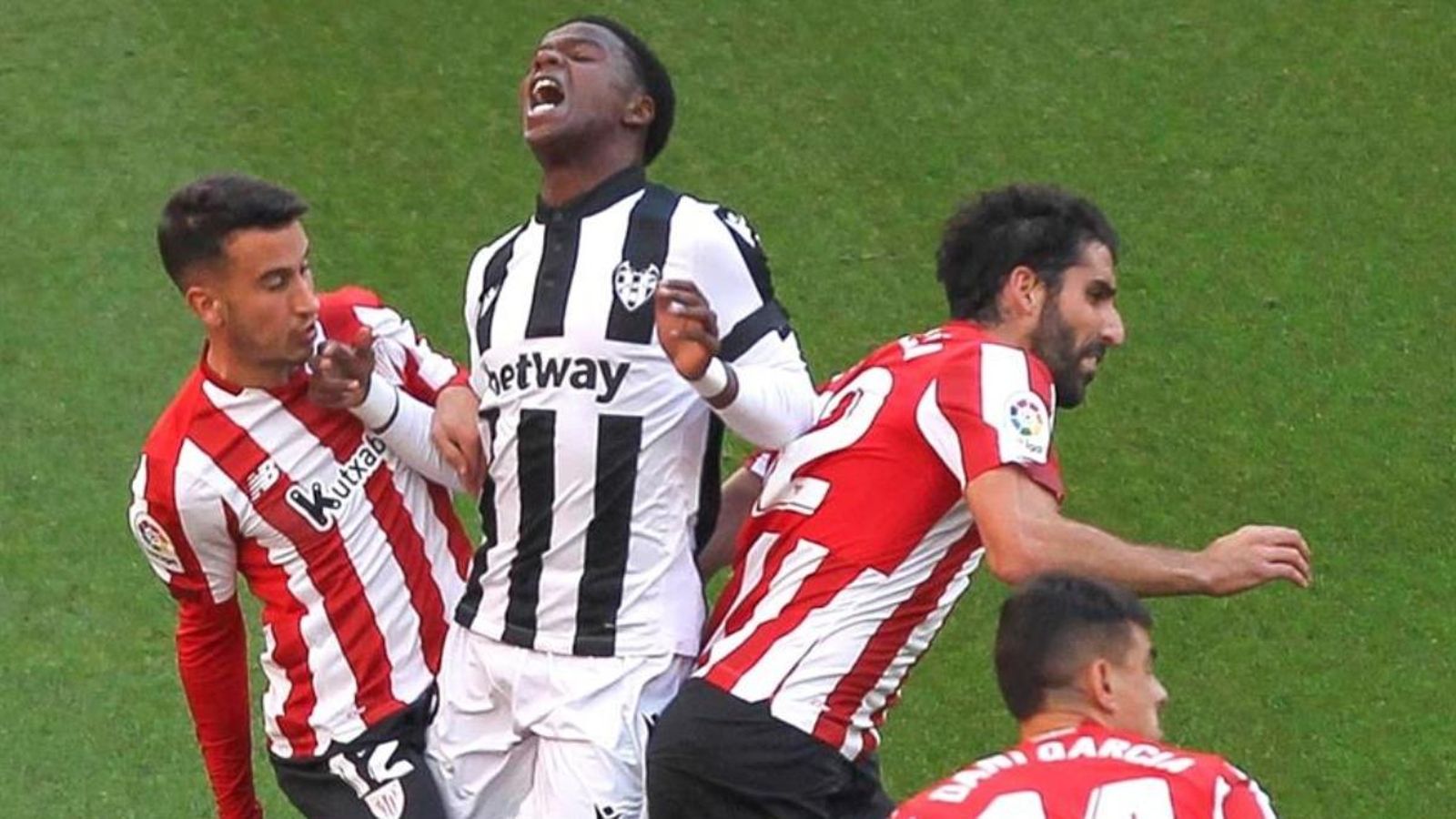 Mikaël Malsa, envoltat de jugadors de l’Athletic de Bilbao