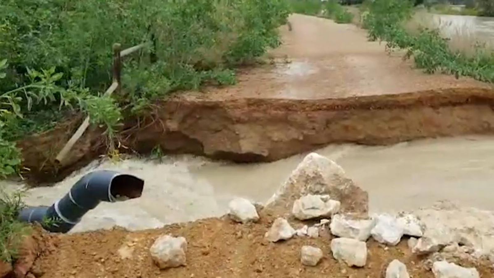 Trencament de la mota del Segura entre Almoradí i Benejússer, durant la DANA de setembre