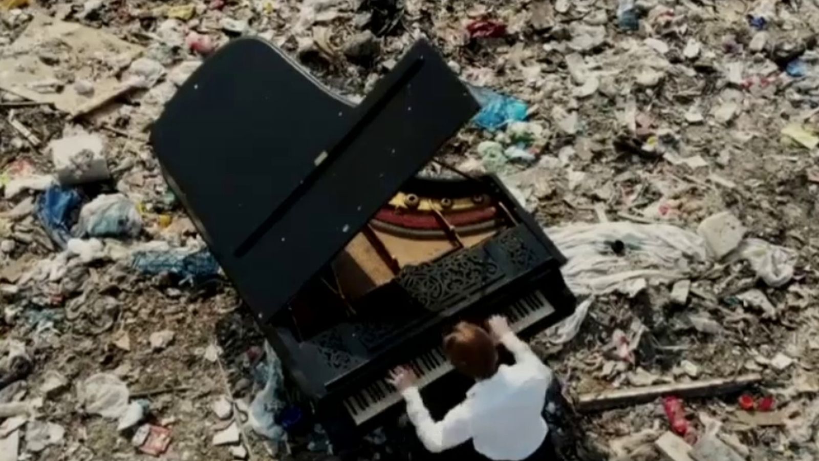 VÍDEO | Un pianista rus toca en un abocador per a reivindicar un planeta net