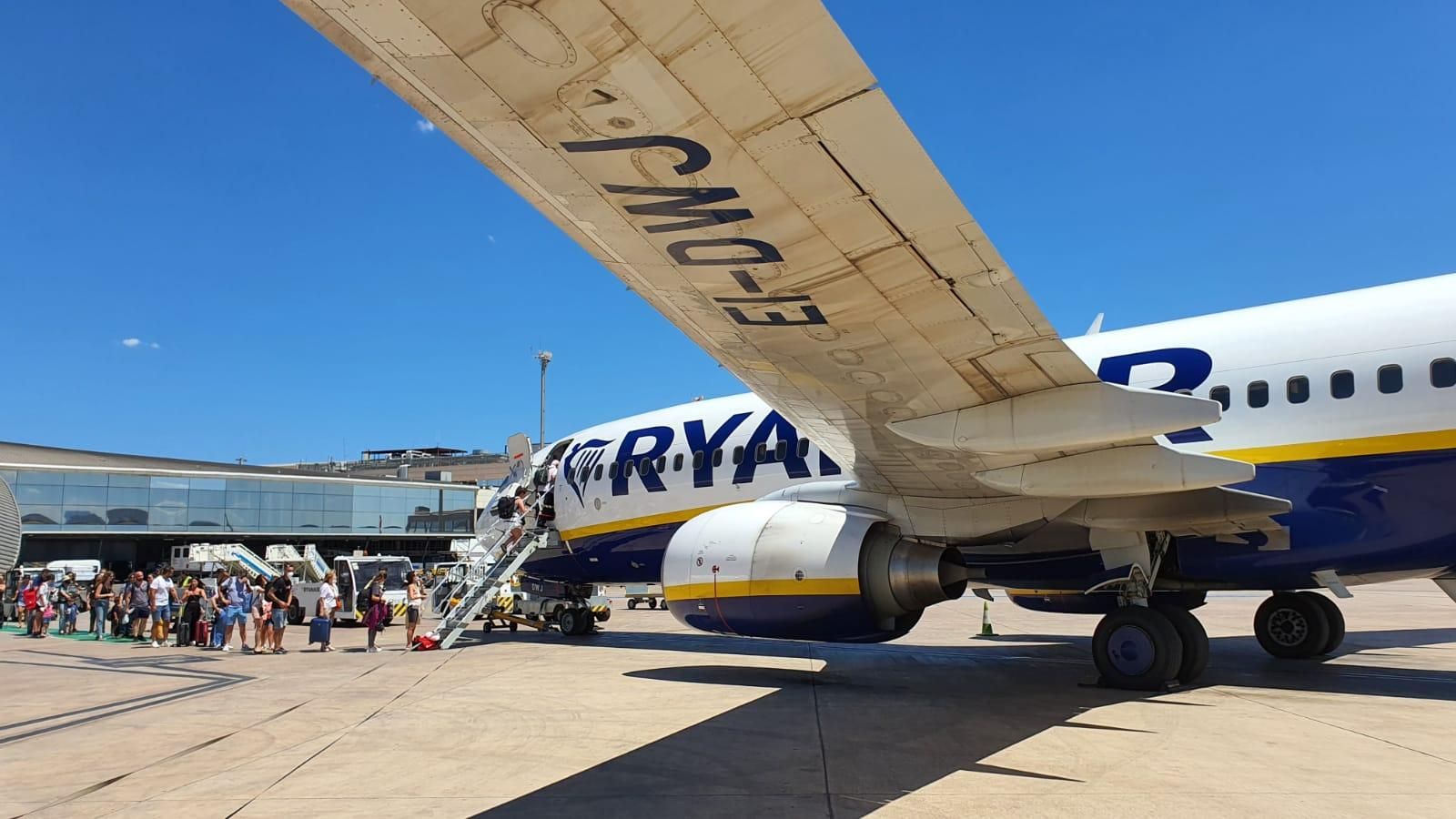 Viatgers pujant en avió de Ryanair a l'aeroport de Manises