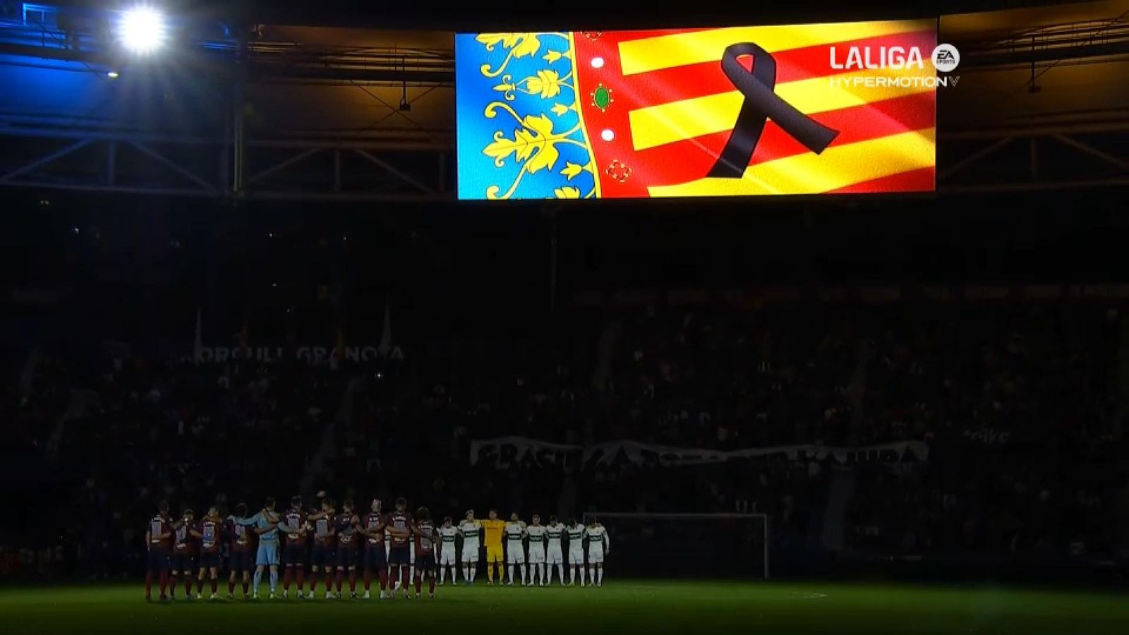 En imatge, un dels moments de l'homenatge, amb el camp del Llevant en penumbra i en el silenci més absolut