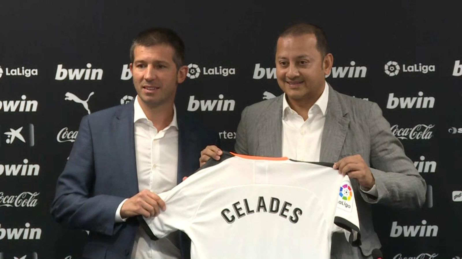 El nou entrenador del València CF, Albert Celades, i el president del club, Anil Murthy