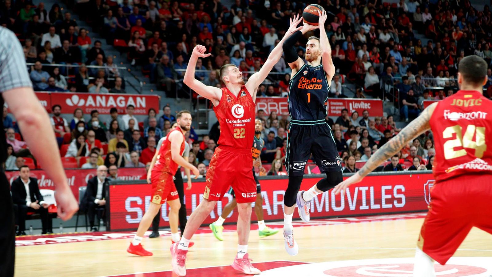 Víctor Claver, en una acció del partit