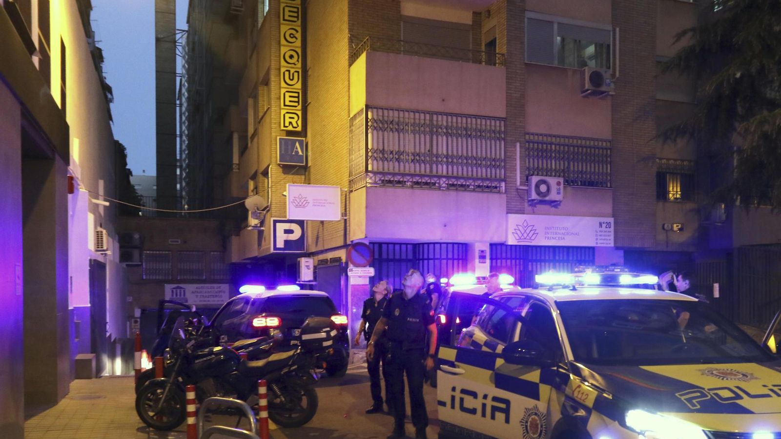 Dispositiu policial en una vivenda de Granada per la troballa dels cadàvers d'un home i una dona