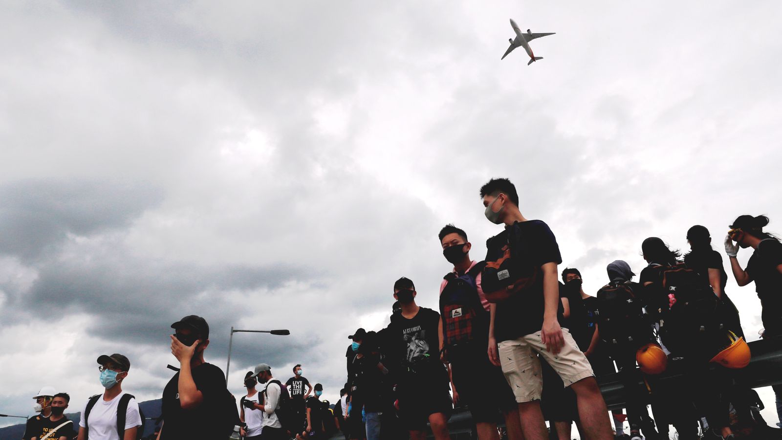 Manifestants es concentren a les afores de l'aeroport de Hong Kong
