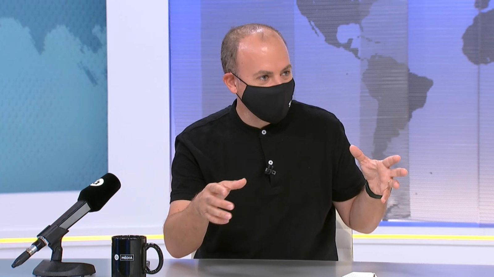 El dissenyador Xavi Calvo durant la seua intervenció en 'Les Notícies del Matí' per a explicar les activitats de València com a capital mundial del disseny el 2022