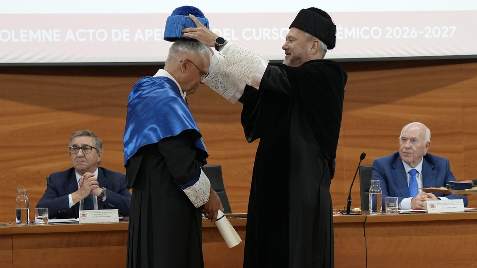L'astrofísic Valentín Martínez i el rector de la UMH, Juan José Ruiz