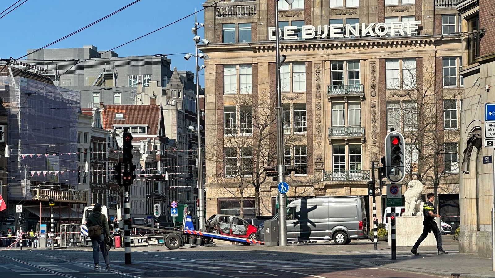 Els agents vigilen la zona on ha explotat el vehicle