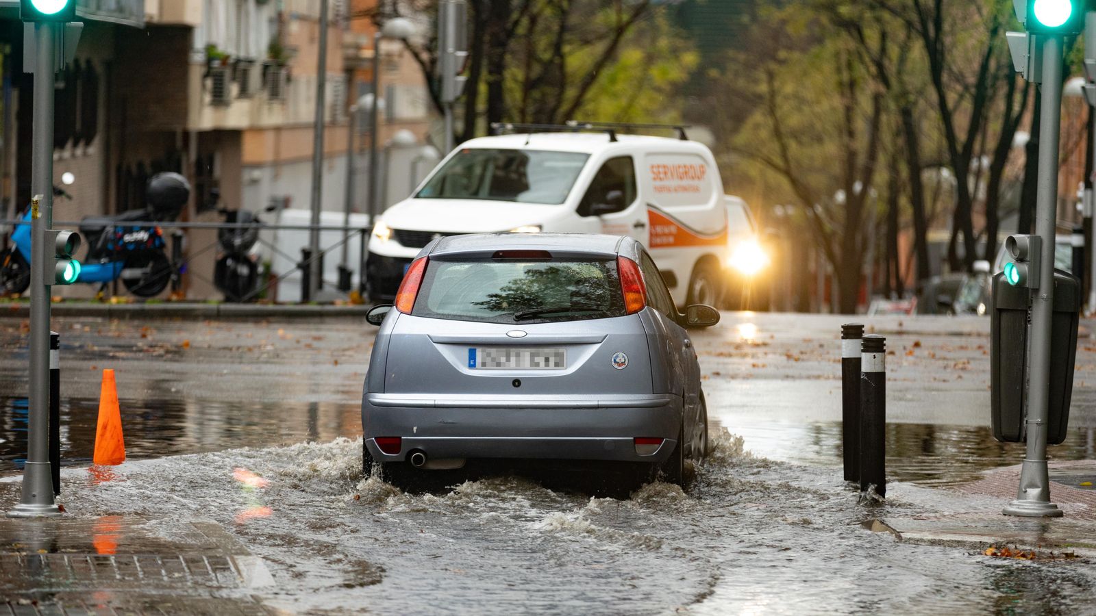 Un vehicle circula per un carrer de Madrid, aquest dimecres