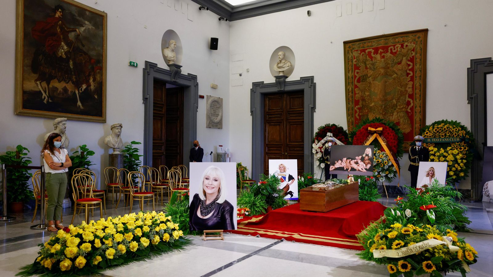 El taüt de Raffaella Carra, a la sala de Protomoteca a la plaça Campidoglio a Roma