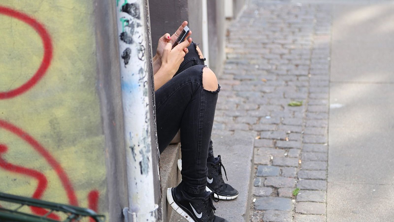 És un problema creixent que afecta sobretot les dones i, en moltes ocasions, es dona entre menors d'edat.