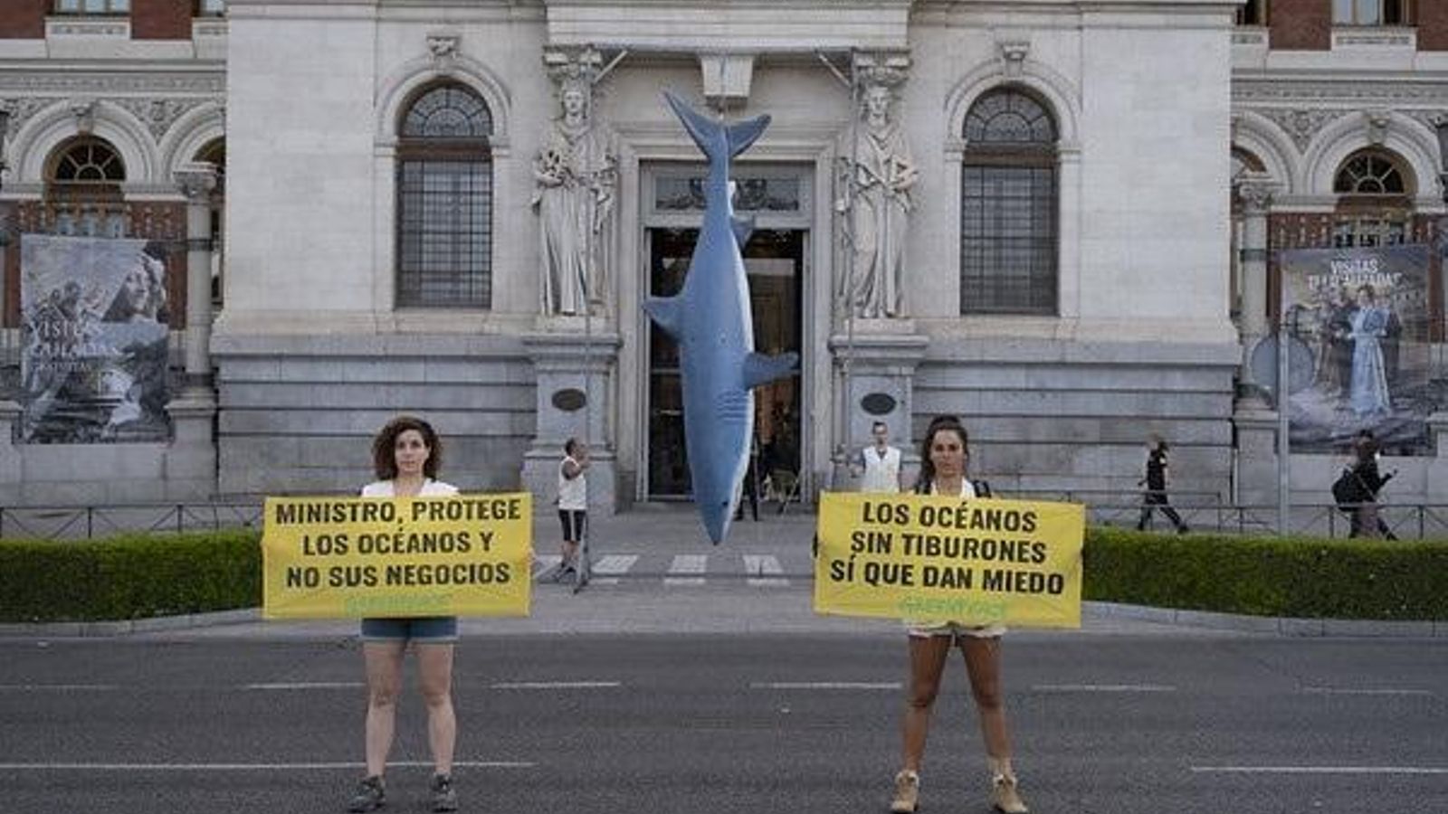 Tauró de Greenpeace davant del Ministeri d'Agricultura, Pesca y Alimentación, Madrid \n\nDía Mundial de los Océanos. Activistas de Greenpeace han accedido a la entrada del Ministerio de Agricultura, Pesca i Alimentació a Madrid
