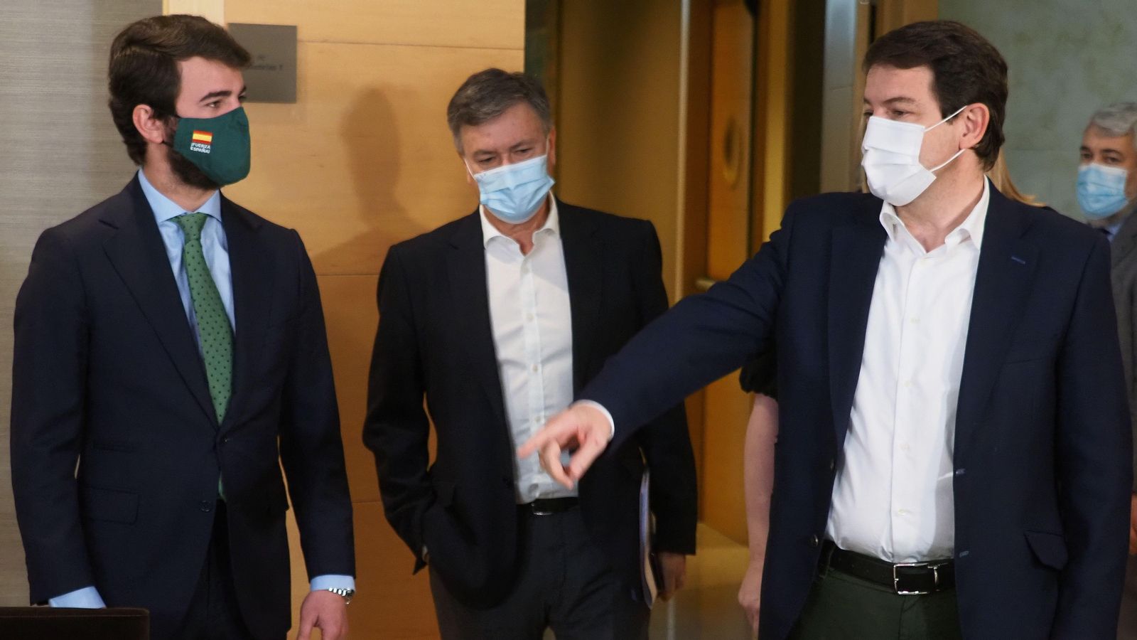 García Gallardo (Vox), a l’esquerra, i Fernández Mañueco (PP), dreta, en una de les reunions que van mantindre per a tancar el pacte de govern de Castella i Lleó