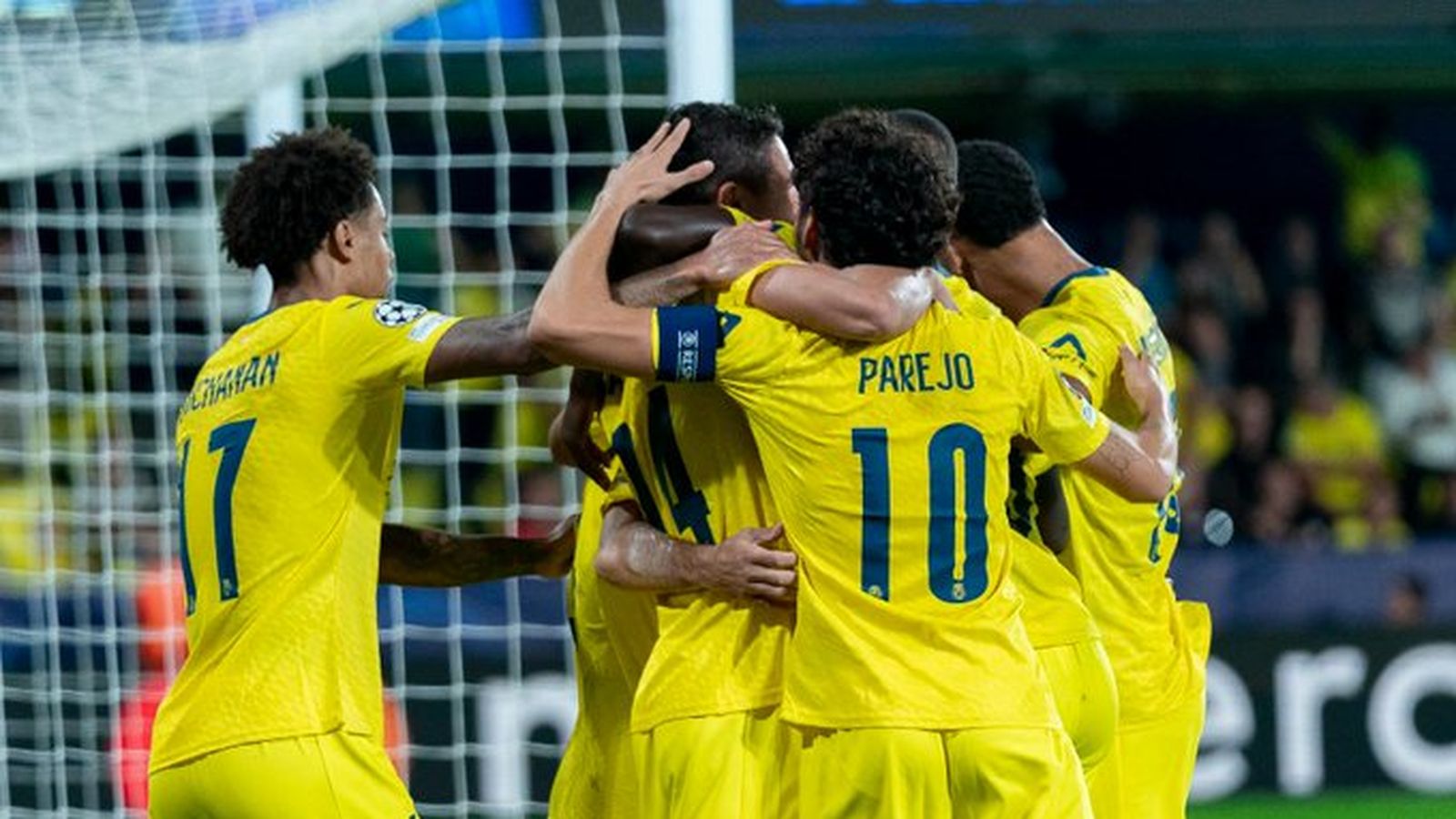 Els jugadors groguets celebren un gol en la Champions a l'Estadi de la Ceràmica
